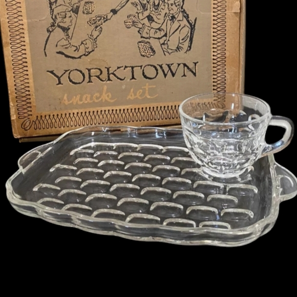 *EUC Federal Glass Yorktown Vintage Snack Set Set of 4 Plates 4 Cups w/ Orig Box - Picture 10 of 12